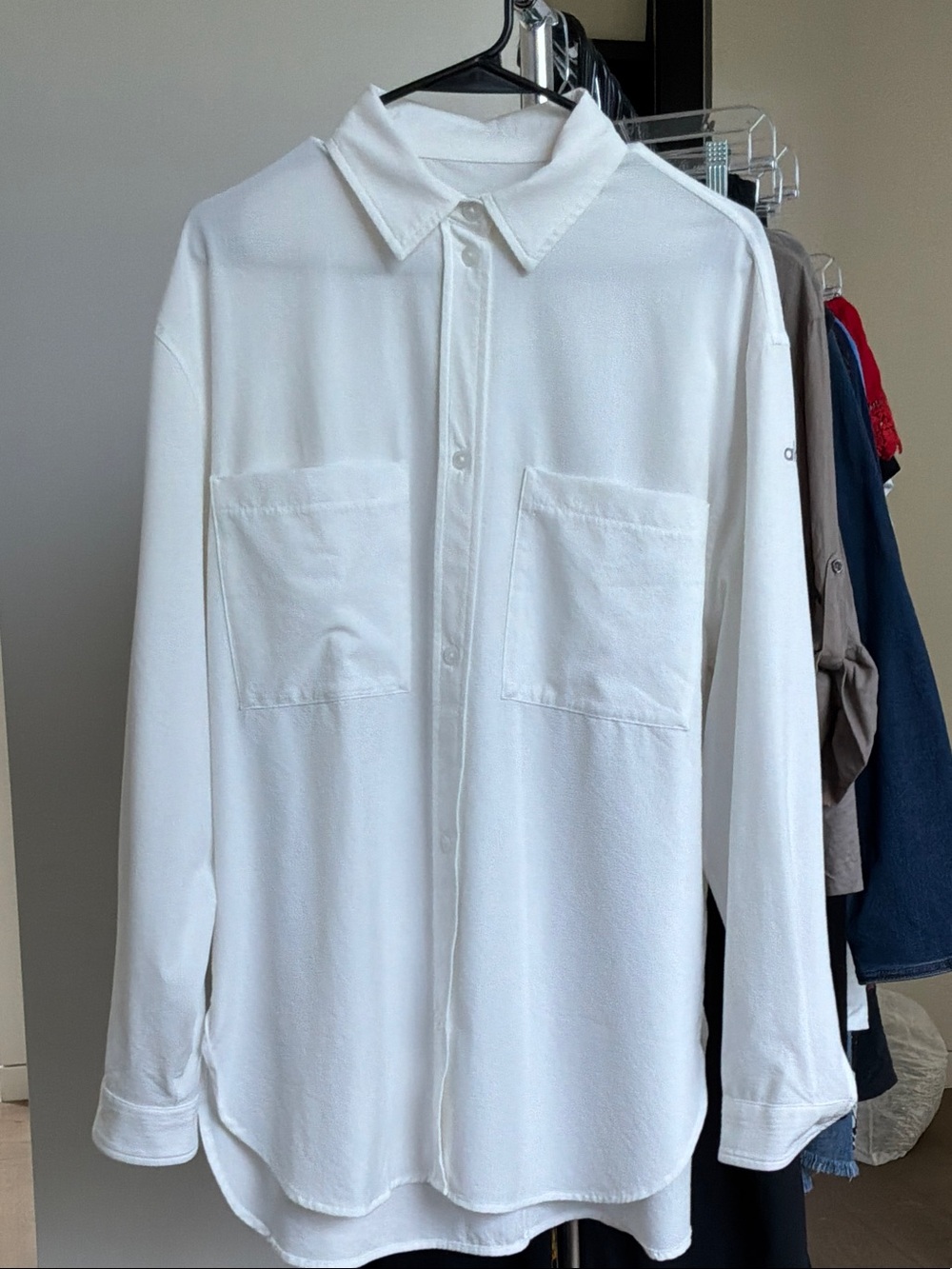 Women’s oversized tech shirt from Alo yoga.